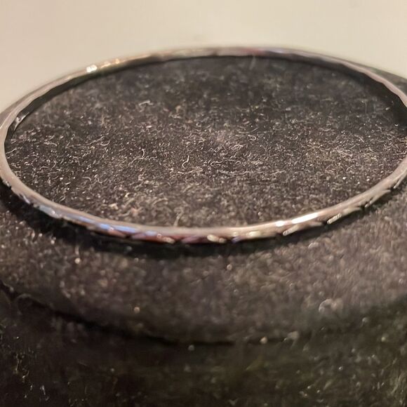 7.5” retro-1990s-solid gunmetal gray diamond textured stackable bangle bracelet - Picture 4 of 9